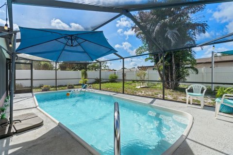 House in Tampa, Florida 3 bedrooms, 120.77 sq.m. № 2094644 - photo 25
