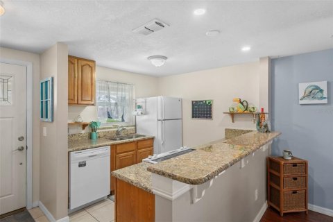 House in Tampa, Florida 3 bedrooms, 120.77 sq.m. № 2094644 - photo 9