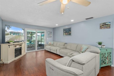 House in Tampa, Florida 3 bedrooms, 120.77 sq.m. № 2094644 - photo 6