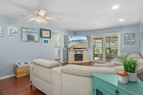 House in Tampa, Florida 3 bedrooms, 120.77 sq.m. № 2094644 - photo 5