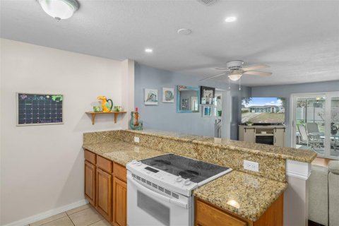 House in Tampa, Florida 3 bedrooms, 120.77 sq.m. № 2094644 - photo 11