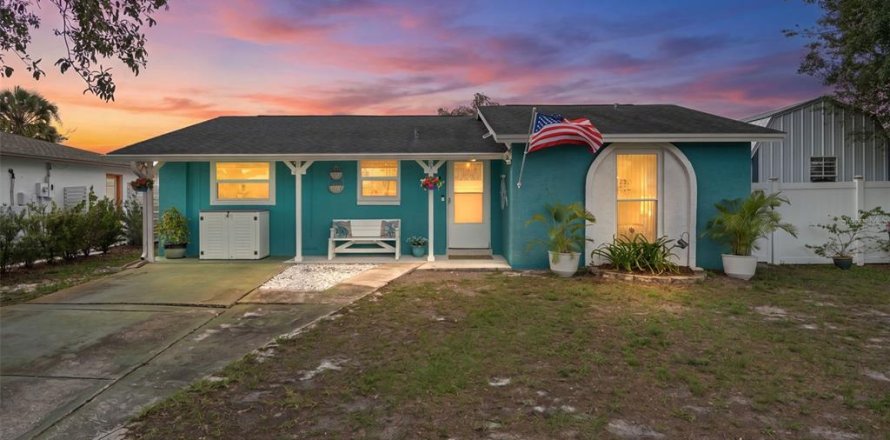 House in Tampa, Florida 3 bedrooms, 120.77 sq.m. № 2094644