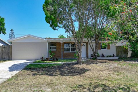 House in Seminole, Florida 4 bedrooms, 164.16 sq.m. № 1552135 - photo 3
