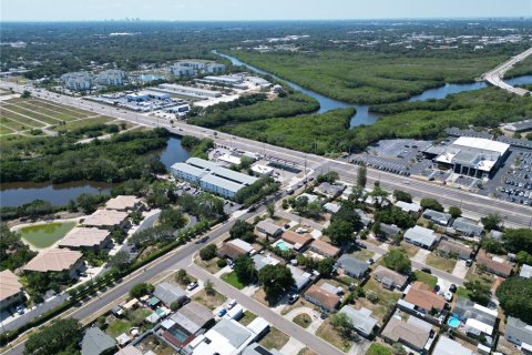 House in Seminole, Florida 4 bedrooms, 164.16 sq.m. № 1552135 - photo 15