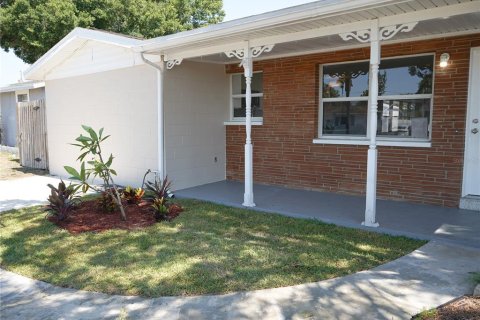 House in Seminole, Florida 4 bedrooms, 164.16 sq.m. № 1552135 - photo 8