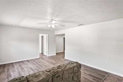 House in Seffner, Florida 4 bedrooms, 141.68 sq.m. № 1740267 - photo 3