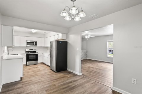 House in Seffner, Florida 4 bedrooms, 141.68 sq.m. № 1740267 - photo 8