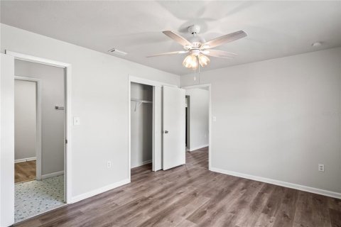 House in Seffner, Florida 4 bedrooms, 141.68 sq.m. № 1740267 - photo 12