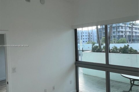 Condo in Miami, Florida, 2 bedrooms № 1973172 - photo 4