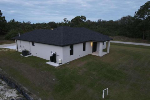 House in Lehigh Acres, Florida 3 bedrooms № 1943823 - photo 3