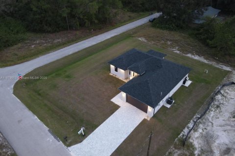 House in Lehigh Acres, Florida 3 bedrooms № 1943823 - photo 1