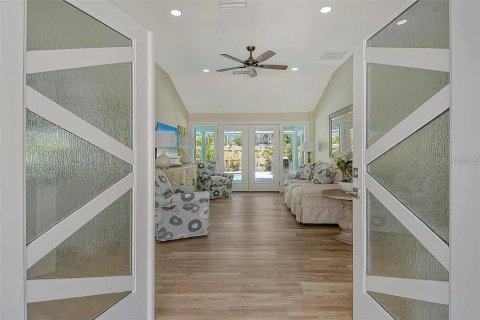 House in Sarasota, Florida 4 bedrooms, 226.59 sq.m. № 2230055 - photo 6