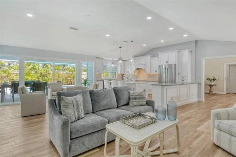House in Sarasota, Florida 4 bedrooms, 226.59 sq.m. № 2230055 - photo 9