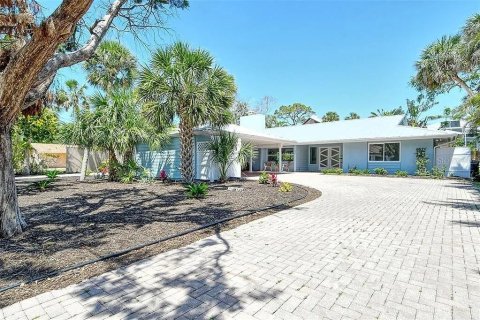 House in Sarasota, Florida 4 bedrooms, 226.59 sq.m. № 2230055 - photo 2