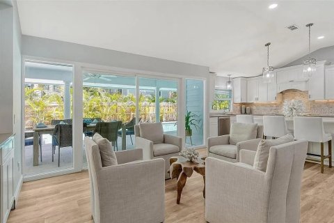 House in Sarasota, Florida 4 bedrooms, 226.59 sq.m. № 2230055 - photo 10