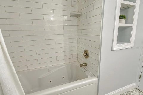 House in Sarasota, Florida 4 bedrooms, 226.59 sq.m. № 2230055 - photo 21