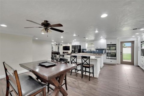 House in Bradenton, Florida 5 bedrooms, 430.88 sq.m. № 2098121 - photo 4