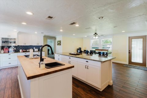 House in Bradenton, Florida 5 bedrooms, 430.88 sq.m. № 2098121 - photo 8