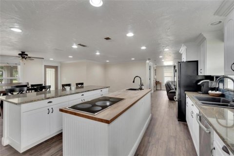 House in Bradenton, Florida 5 bedrooms, 430.88 sq.m. № 2098121 - photo 5
