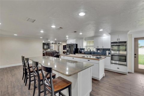 House in Bradenton, Florida 5 bedrooms, 430.88 sq.m. № 2098121 - photo 3