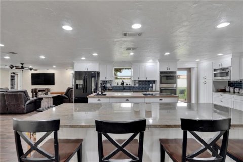 House in Bradenton, Florida 5 bedrooms, 430.88 sq.m. № 2098121 - photo 9