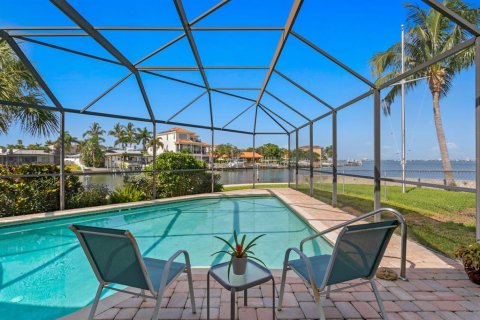 Casa en venta en Saint Petersburg, Florida, 3 dormitorios, 195.84 m2 № 1734747 - foto 1