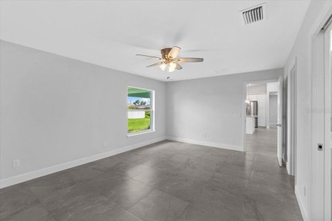 House in Englewood, Florida 3 bedrooms, 152.36 sq.m. № 1276811 - photo 13