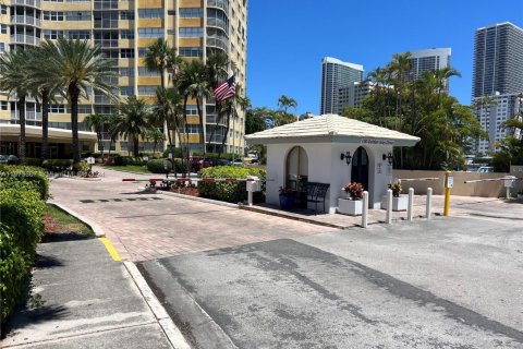 Condominio en venta en Hallandale Beach, Florida, 2 dormitorios, 131.92 m2 № 1811620 - foto 11