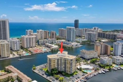 Condominio en venta en Hallandale Beach, Florida, 2 dormitorios, 131.92 m2 № 1811620 - foto 13
