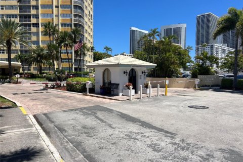 Condominio en venta en Hallandale Beach, Florida, 2 dormitorios, 131.92 m2 № 1811620 - foto 4
