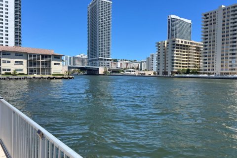 Condominio en venta en Hallandale Beach, Florida, 2 dormitorios, 131.92 m2 № 1811620 - foto 2