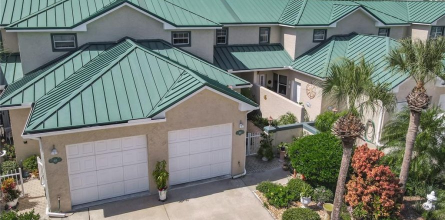 Townhouse in New Smyrna Beach, Florida 3 bedrooms, 186.55 sq.m. № 1873736