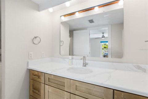 Condo in Dunedin, Florida, 2 bedrooms № 2377599 - photo 18