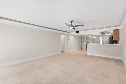 Condo in Dunedin, Florida, 2 bedrooms № 2377599 - photo 12