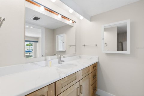 Condo in Dunedin, Florida, 2 bedrooms № 2377599 - photo 19