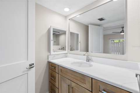 Condo in Dunedin, Florida, 2 bedrooms № 2377599 - photo 25