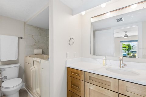 Condo in Dunedin, Florida, 2 bedrooms № 2377599 - photo 20