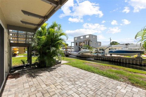 Condo in Dunedin, Florida, 2 bedrooms № 2377599 - photo 28