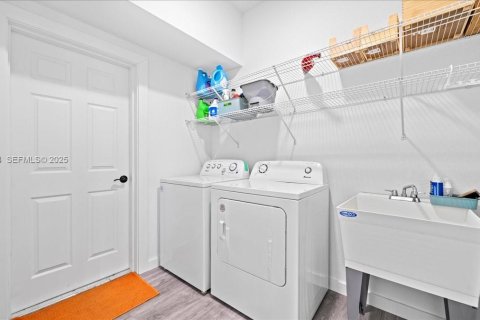 Casa en venta en Cape Coral, Florida, 3 dormitorios, 141.86 m2 № 1992554 - foto 3