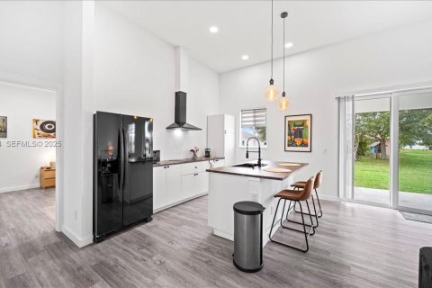 Casa en venta en Cape Coral, Florida, 3 dormitorios, 141.86 m2 № 1992554 - foto 2