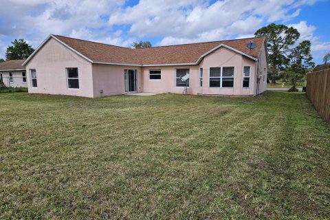 Villa ou maison à vendre à Palm Bay, Floride: 3 chambres, 162.67 m2 № 2275328 - photo 3