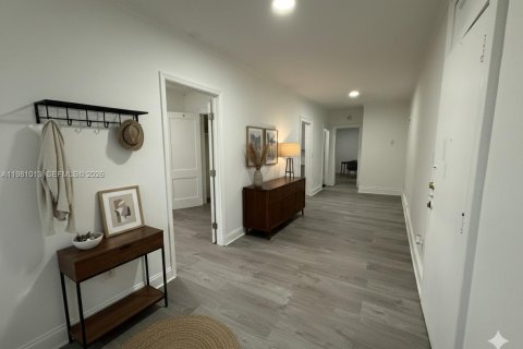 Apartment in Miami, Florida 2 bedrooms, 680.6 sq.m. № 2045566