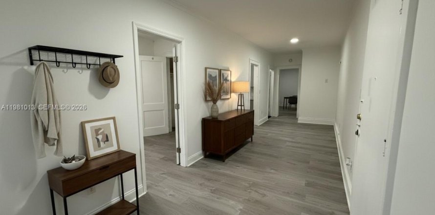 Apartment in Miami, Florida 2 bedrooms, 680.6 sq.m. № 2045566