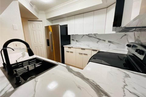 Condominio en venta en Pembroke Pines, Florida, 1 dormitorio, 97.08 m2 № 1944794 - foto 6