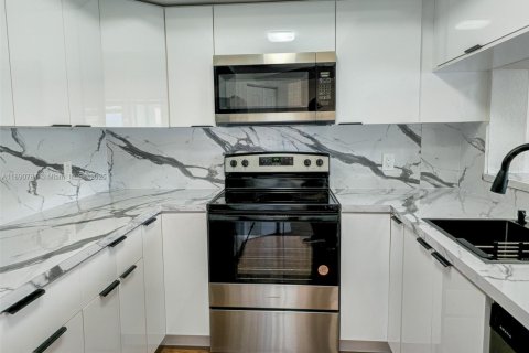 Condominio en venta en Pembroke Pines, Florida, 1 dormitorio, 97.08 m2 № 1944794 - foto 2