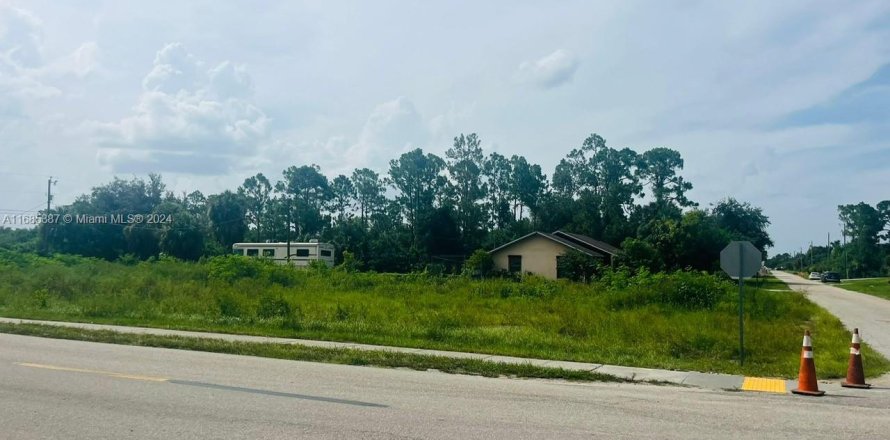 Land in Lehigh Acres, Florida № 2158590
