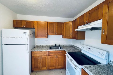 Townhouse in Plantation, Florida 2 bedrooms, 87.14 sq.m. № 2074547