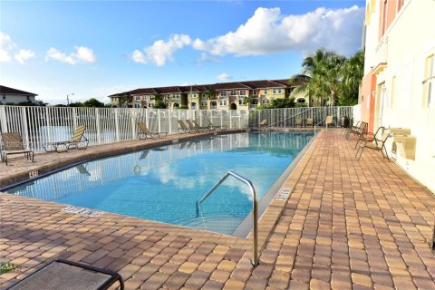 Copropriété à louer à Doral, Floride: 3 chambres, 112.13 m2 № 2145804 - photo 2