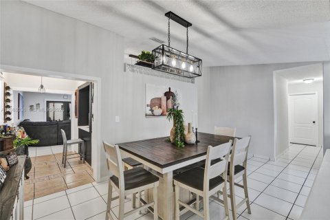 Villa ou maison à vendre à Miami Lakes, Floride: 4 chambres, 180.51 m2 № 2361687 - photo 9