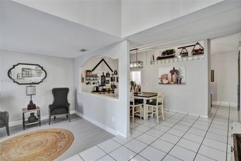 Villa ou maison à vendre à Miami Lakes, Floride: 4 chambres, 180.51 m2 № 2361687 - photo 5